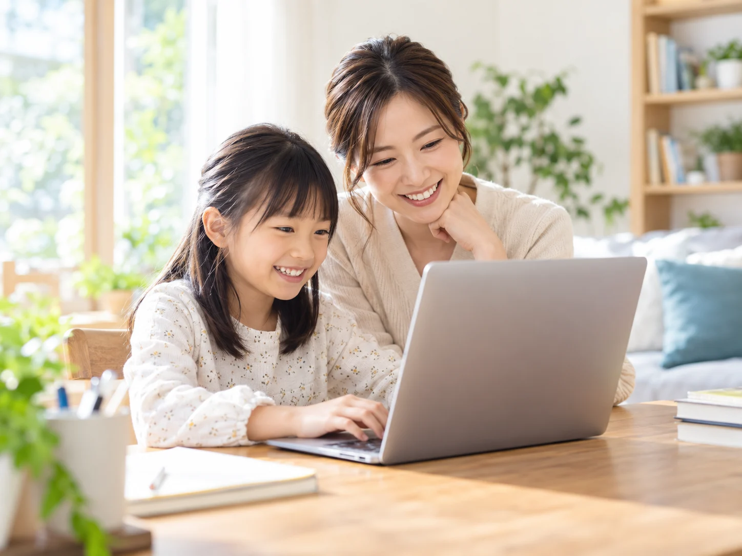 親子でパソコンを使いながら楽しくタイピングを学ぶ様子