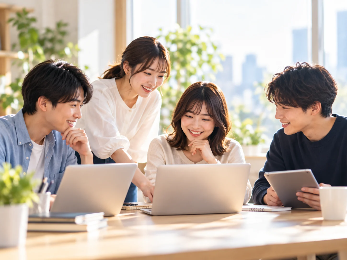 複数人でパソコンを使いながら楽しく学ぶ様子