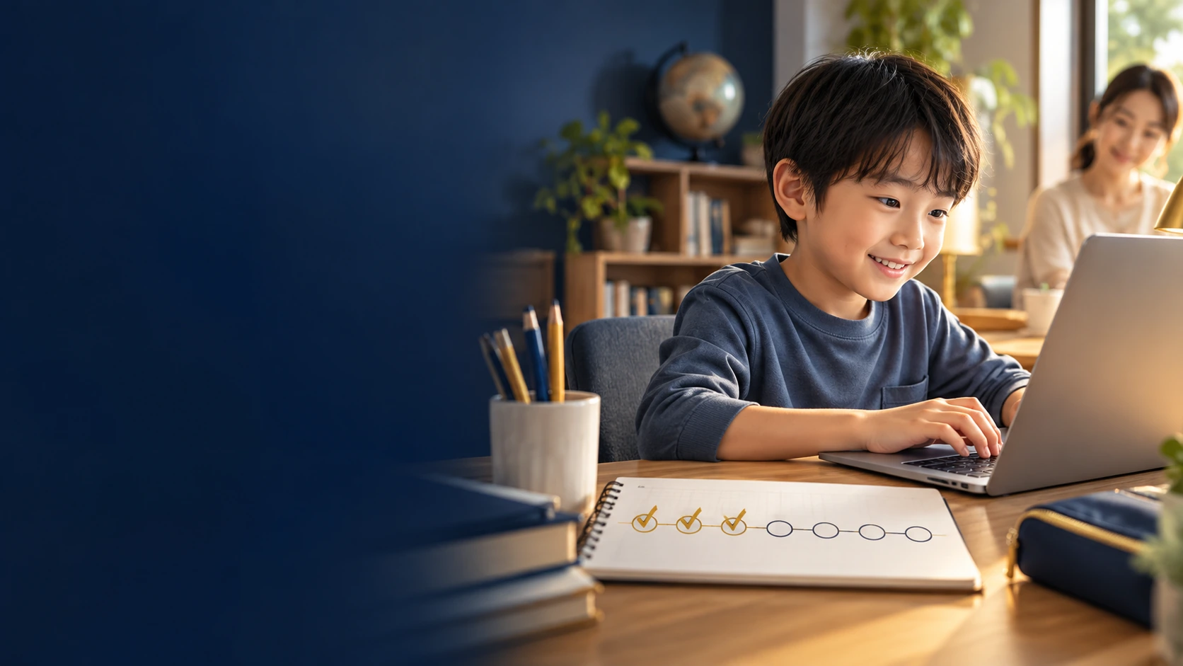 家庭で母親に見守られながら、ノートパソコンでタイピング練習をする小学生